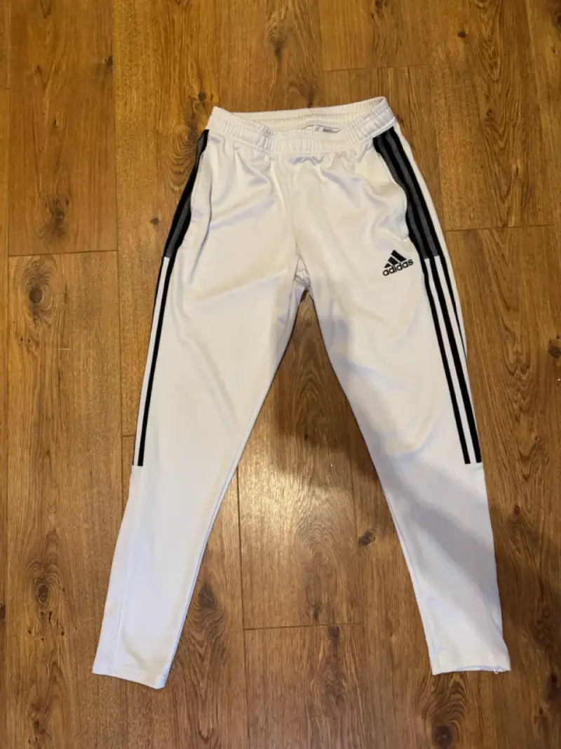 Pantalones deportivos blancos Adidas con franjas S