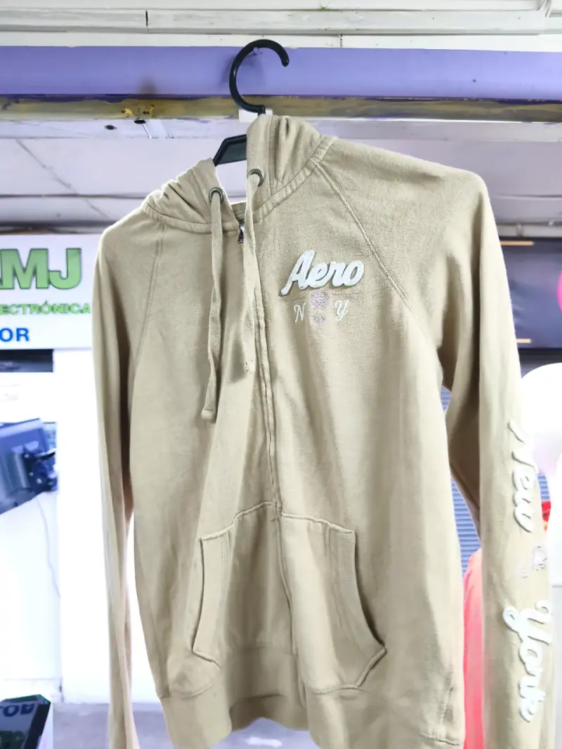 Polerón beige con capucha Aero NYC - 1