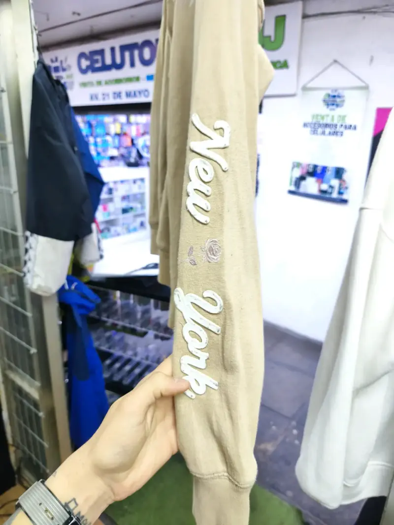 Polerón beige con capucha Aero NYC - 2