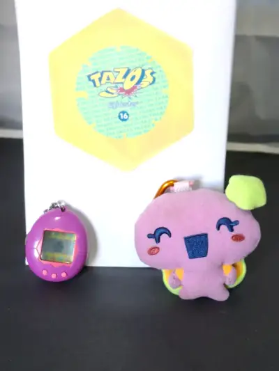 Tamagotchi Bandai 2017 con llavero y peluche - miniatura 1