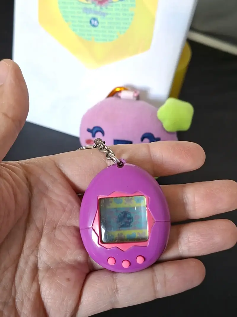 Tamagotchi Bandai 2017 con llavero y peluche - 2