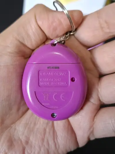 Tamagotchi Bandai 2017 con llavero y peluche - miniatura 3