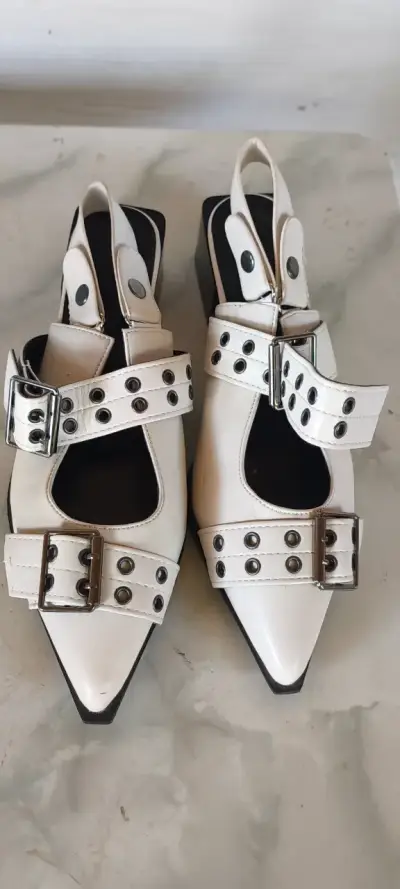 Zapatos de tacón bajo blancos con hebillas - miniatura 1