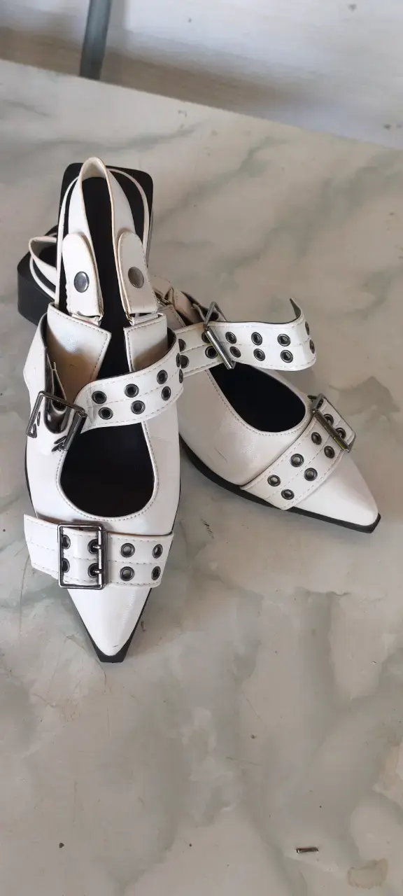 Zapatos de tacón bajo blancos con hebillas - 2