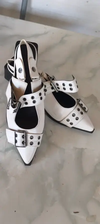 Zapatos de tacón bajo blancos con hebillas - miniatura 2