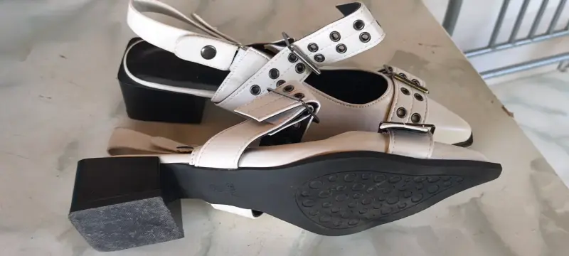 Zapatos de tacón bajo blancos con hebillas - 3