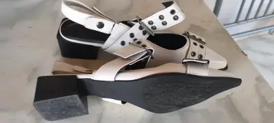 Zapatos de tacón bajo blancos con hebillas - miniatura 3