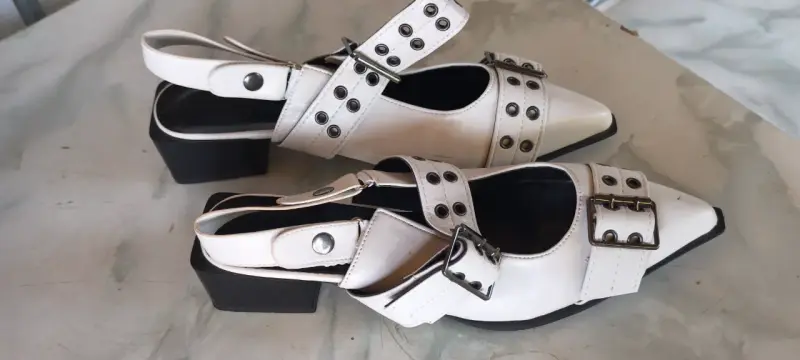 Zapatos de tacón bajo blancos con hebillas - 4