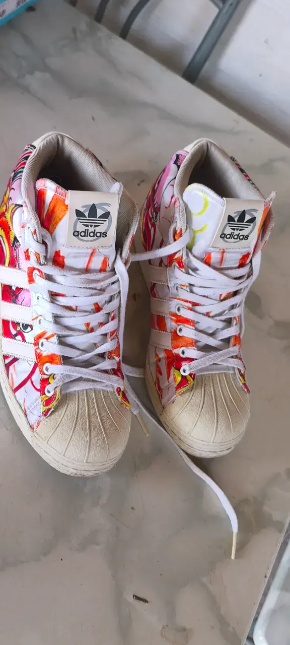 Zapatillas Adidas de caña alta con diseño colorido - 1