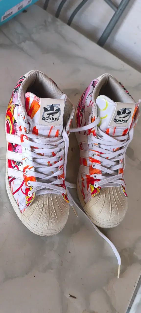 Zapatillas Adidas de caña alta con diseño colorido - 2