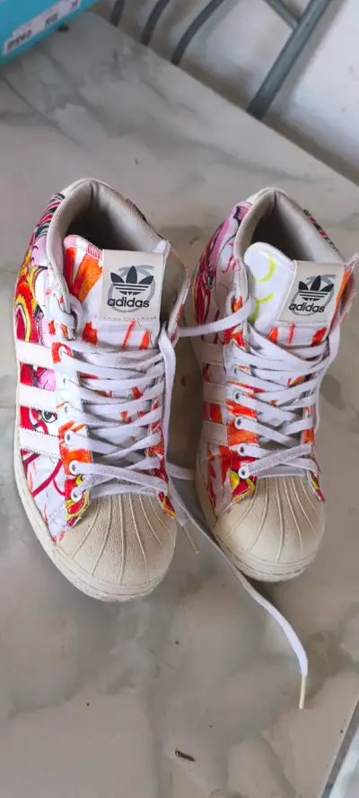 Zapatillas Adidas de caña alta con diseño colorido - miniatura 2