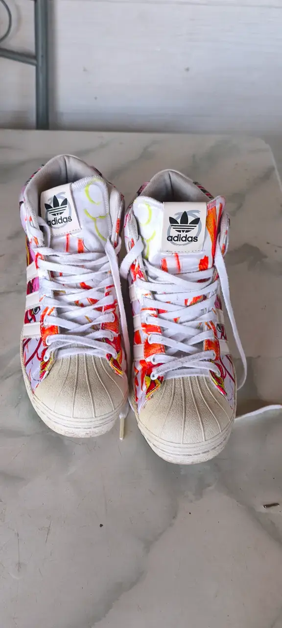 Zapatillas Adidas de caña alta con diseño colorido - 3