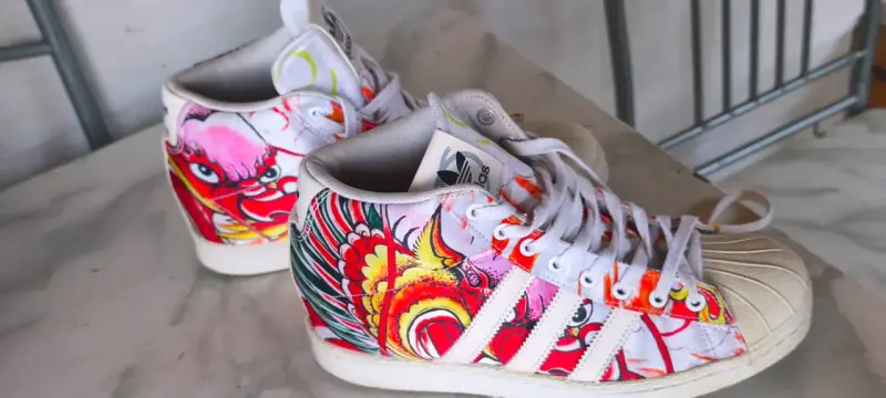 Zapatillas Adidas de caña alta con diseño colorido - 4