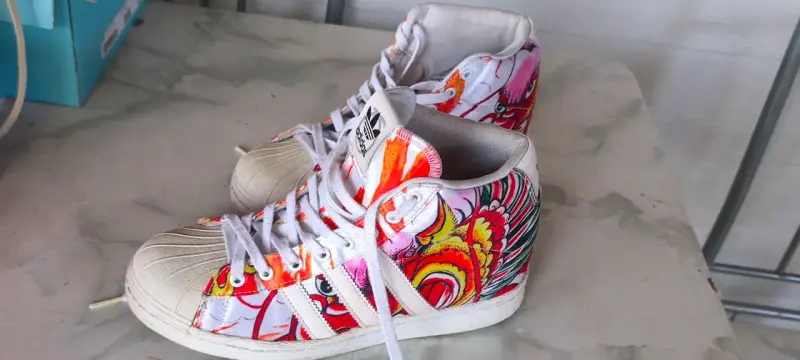 Zapatillas Adidas de caña alta con diseño colorido - 5