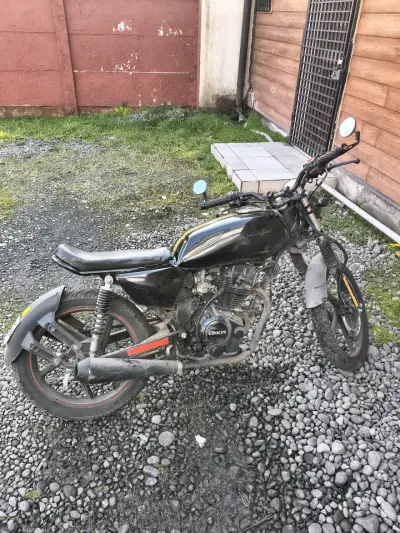 Moto Loncin negra en buen estado - miniatura 1