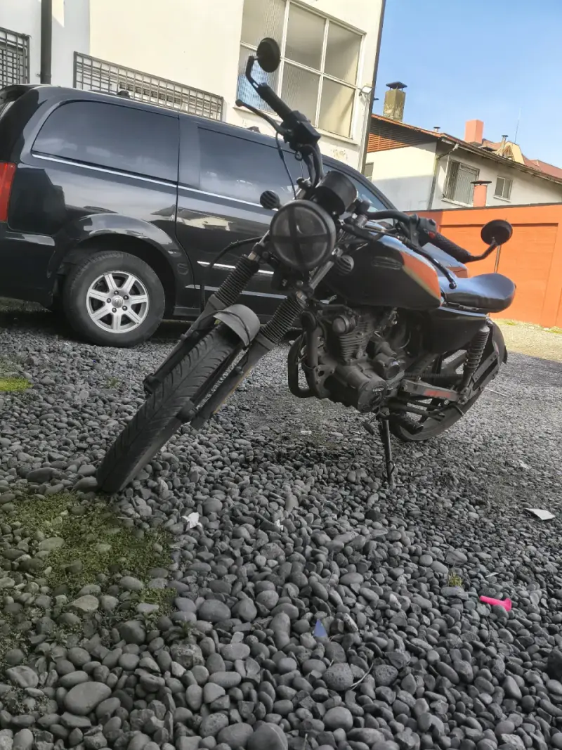 Moto Loncin negra en buen estado - 2