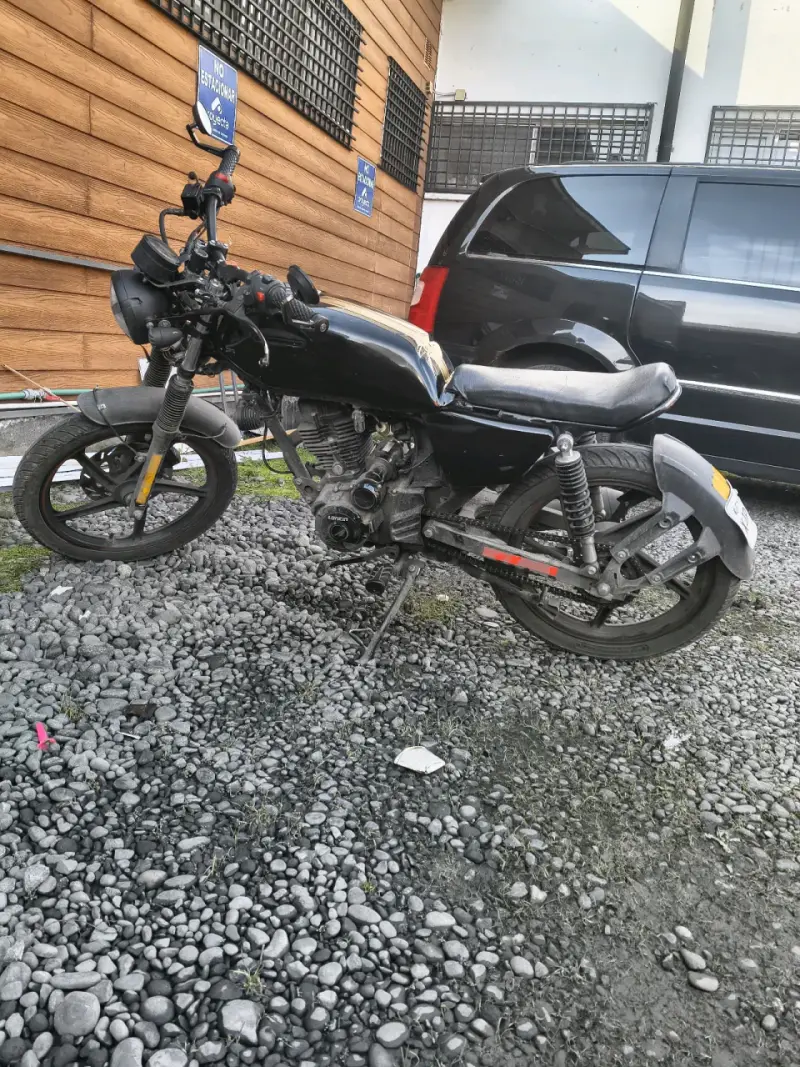 Moto Loncin negra en buen estado - 3