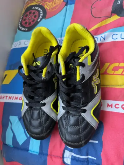 Zapatos de fútbol Mitre negro y amarillo - miniatura 1