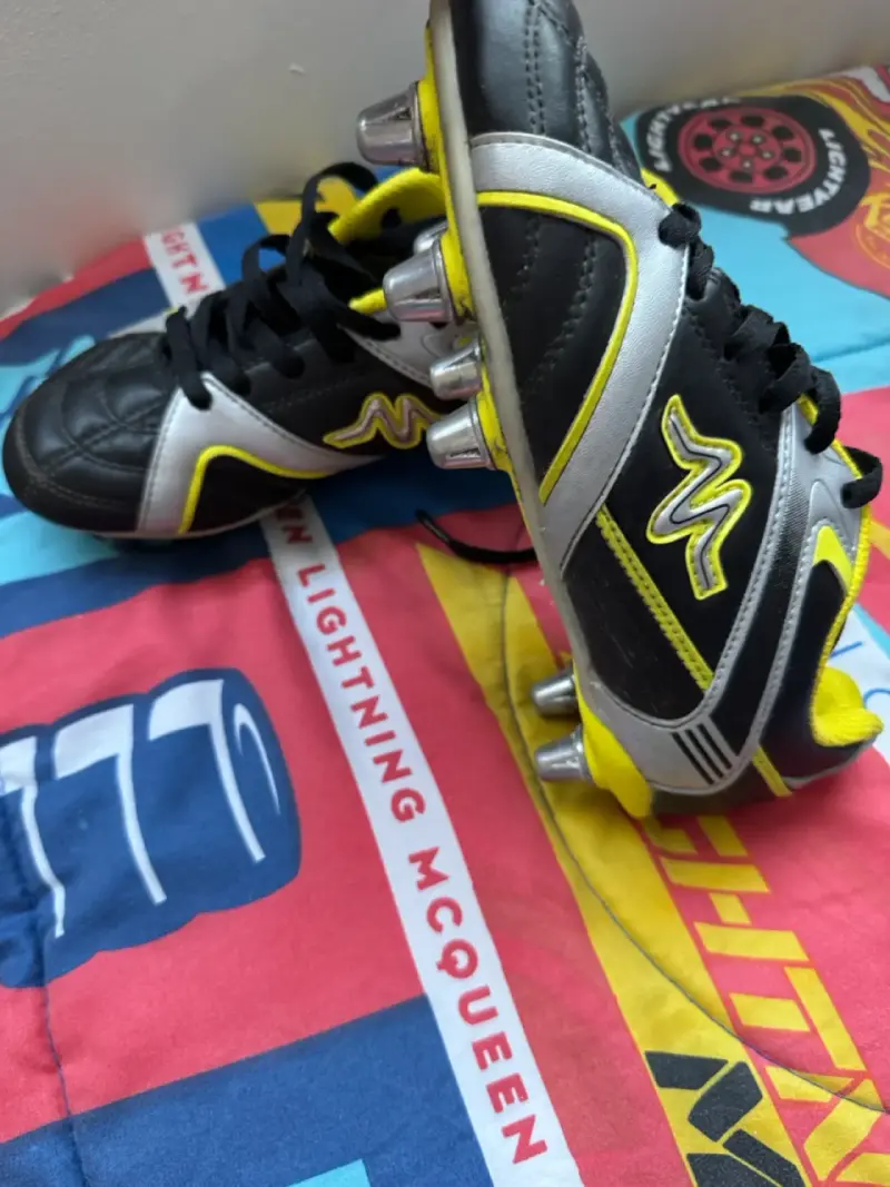 Zapatos de fútbol Mitre negro y amarillo - 2