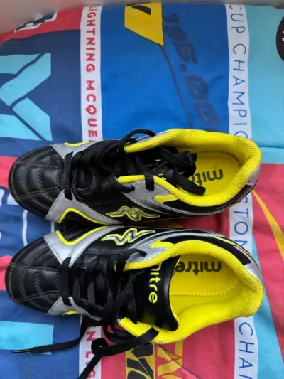 Zapatos de fútbol Mitre negro y amarillo - miniatura 3
