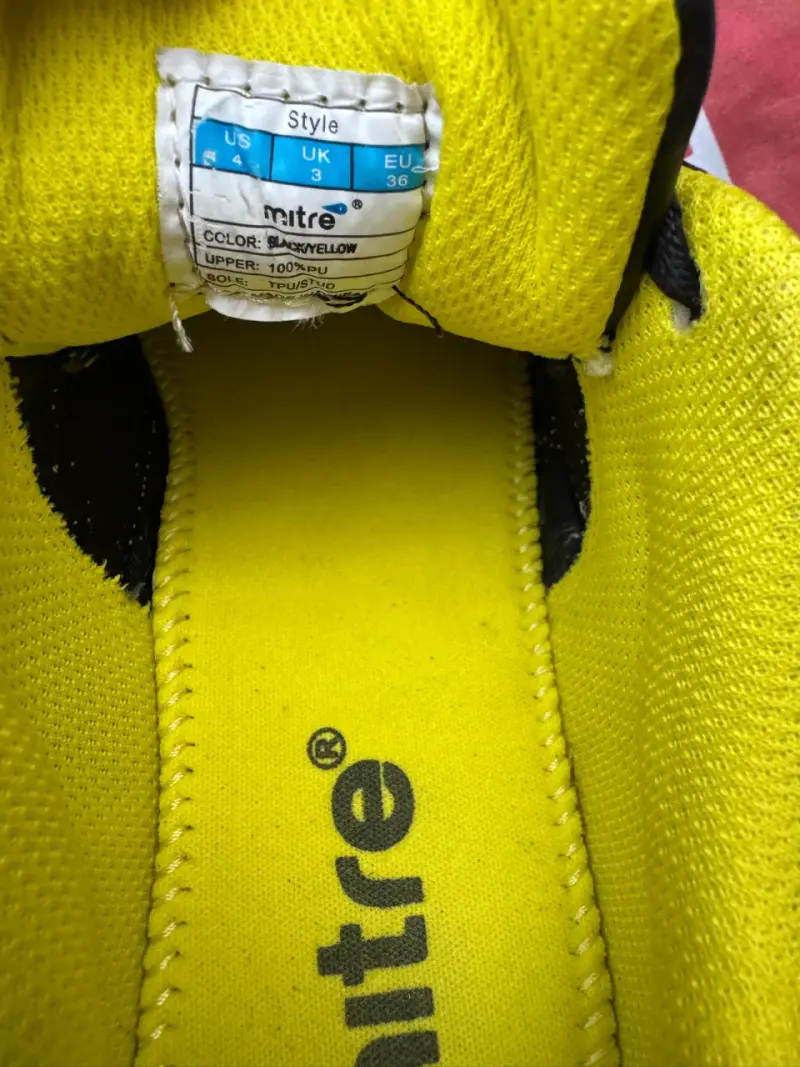 Zapatos de fútbol Mitre negro y amarillo - 4