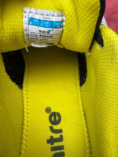 Zapatos de fútbol Mitre negro y amarillo - miniatura 4