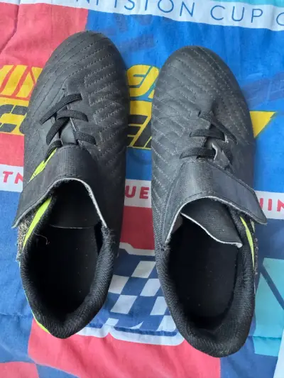 Zapatillas de fútbol negras con diseño moderno - miniatura 1