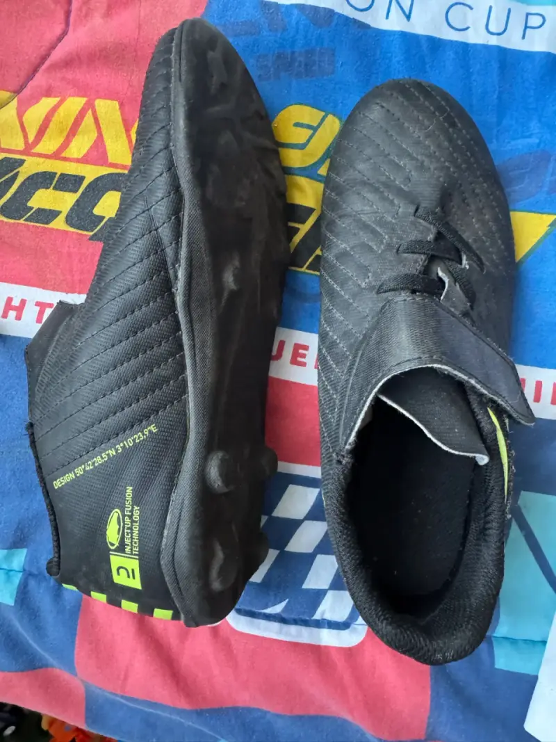 Zapatillas de fútbol negras con diseño moderno - 2