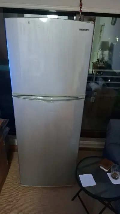 Refrigerador Samsung de dos puertas en buen estado - miniatura 1