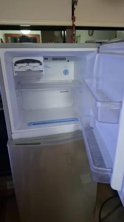 Refrigerador Samsung de dos puertas en buen estado - miniatura 2