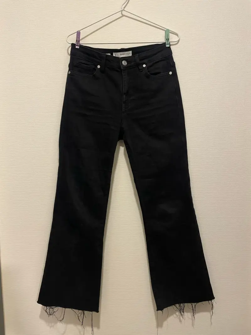 Jeans crop flare negros mango - 1
