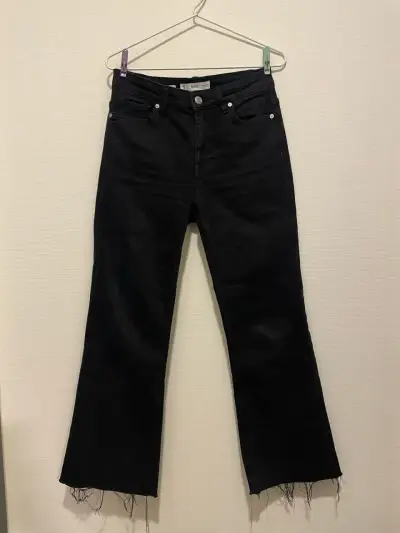 Jeans crop flare negros mango - miniatura 1