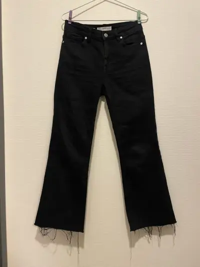 Jeans crop flare negros mango - miniatura 2