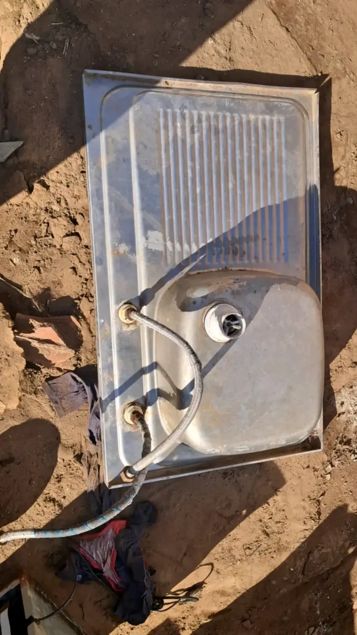 Lavaplatos de acero inoxidable con grifo - 2