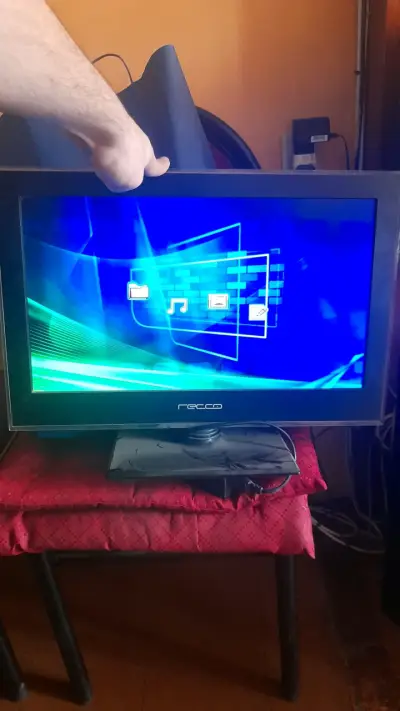 Televisor Recco LED-1920 con control remoto - miniatura 3