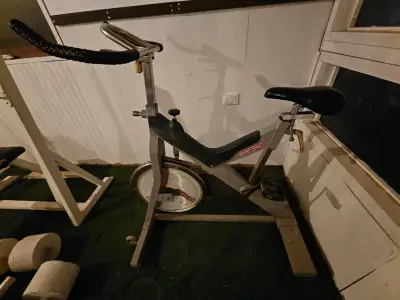 Bicicleta estática para ejercicio - miniatura 1