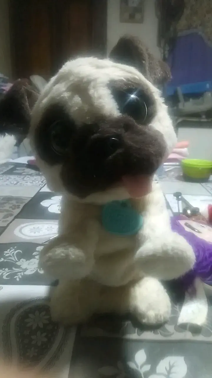 Peluche de perro pug con collar azul - 1