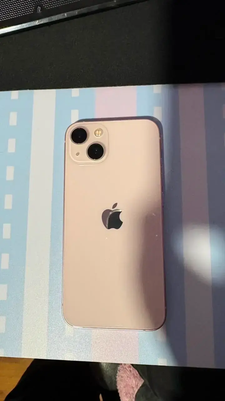 iPhone 13 en buen estado color rosa - 5