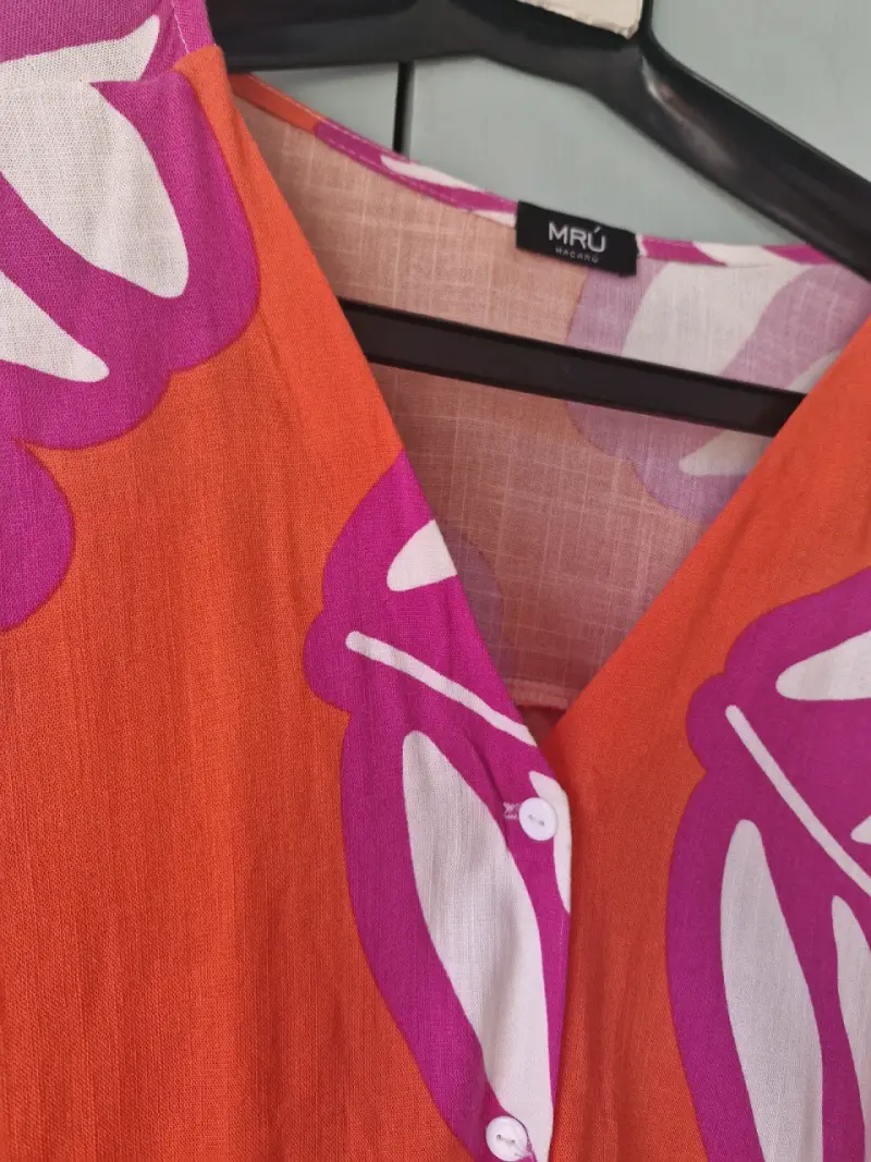 Blusa estampada tropical MRU en tonos vibrantes - 3