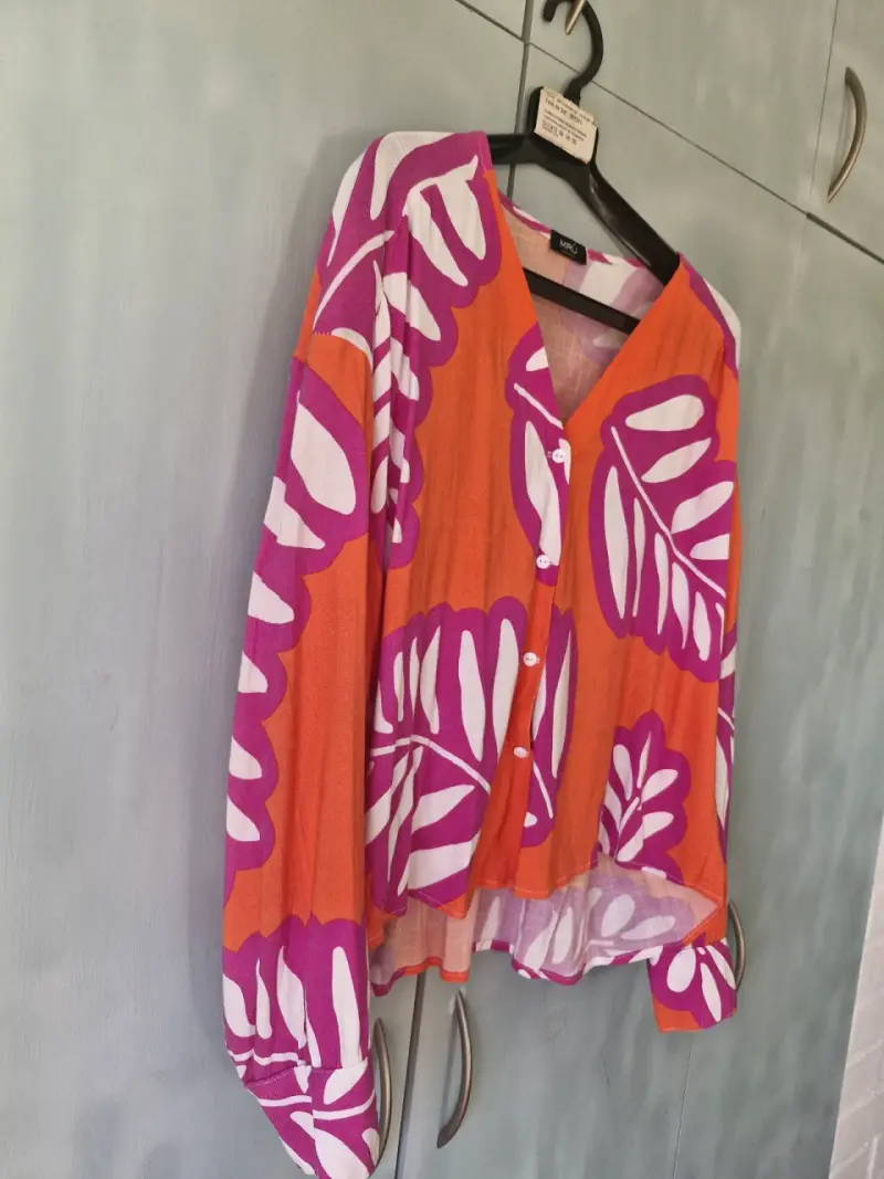 Blusa estampada tropical MRU en tonos vibrantes - 4
