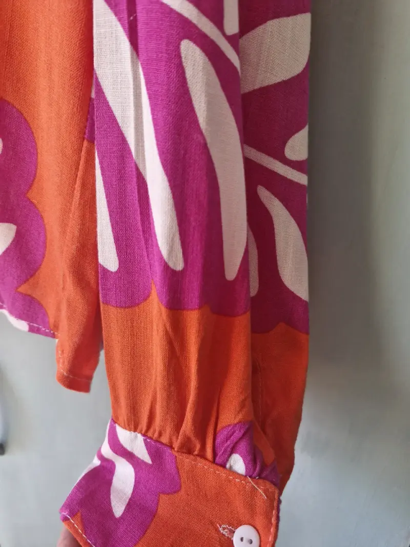 Blusa estampada tropical MRU en tonos vibrantes - 5