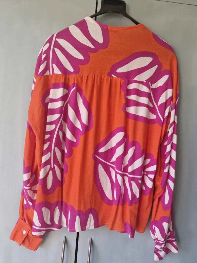 Blusa estampada tropical MRU en tonos vibrantes - 6