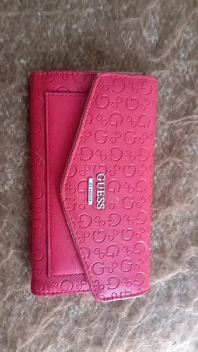 Billetera roja Guess $5.000 - miniatura 1