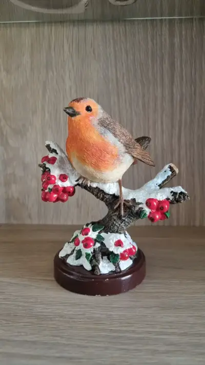 Figura decorativa de pájaro en rama con nieve - miniatura 1