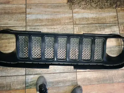 Parrilla frontal para Jeep Wrangler negra - miniatura 1