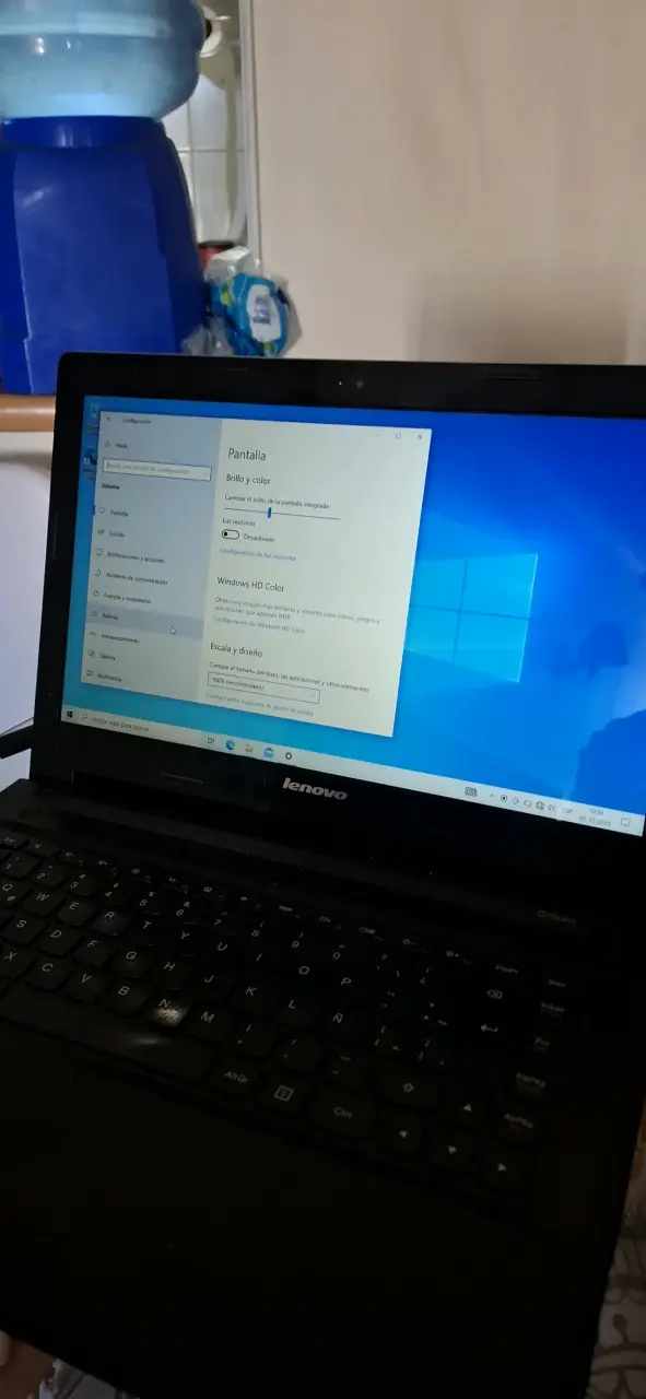 Notebook Lenovo con cargador incluido - 1