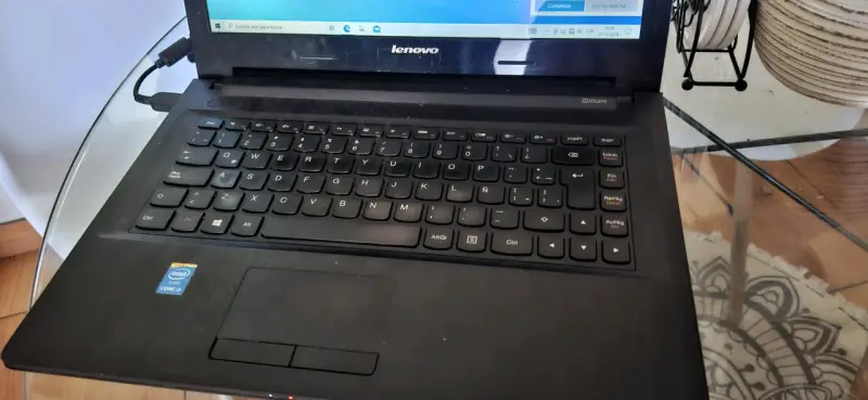 Notebook Lenovo con cargador incluido - 2