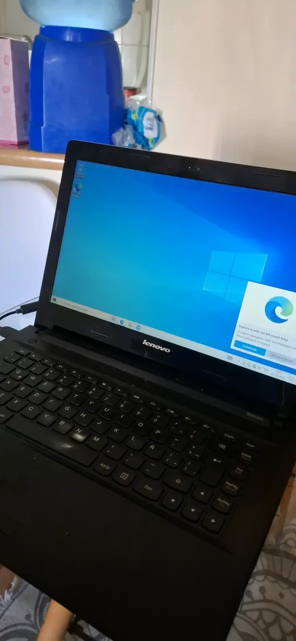 Notebook Lenovo con cargador incluido - 4