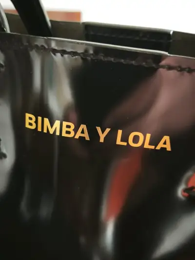 Bolso negro de charol Bimba y Lola - miniatura 1
