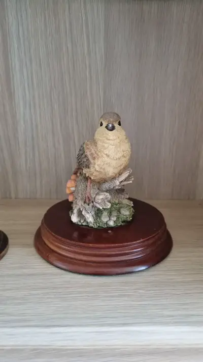 Figura decorativa de pájaro en base de madera - miniatura 4